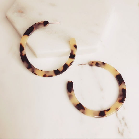 The Josephine Large Blonde Tortoise Hoop Earrings - Picture 2 of 6